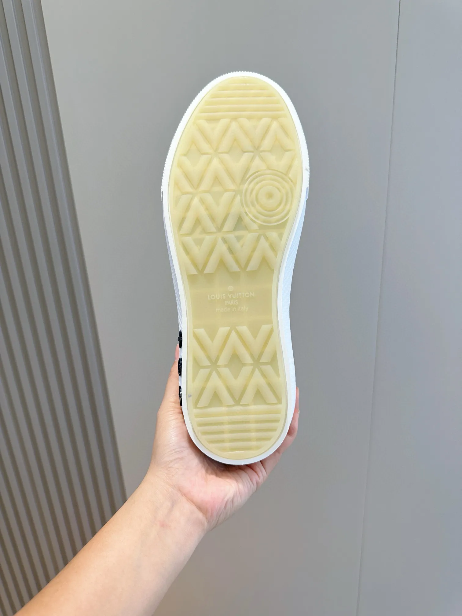 Factory price: 438💰LV full cowhide color-printed men's sneakers. This Ollie lace-up sneaker is made of floral embossed fabric, continuing the inspiration of the season's ready-to-wear collection. The laces are used to set off the gorgeous design, monogram flowers are embellished with transparent rubber outsole, and the brand logo is written on the back. Cowhide upper, cowhide lining, TPU outsole Size: 39-44 (customized at 38.45)